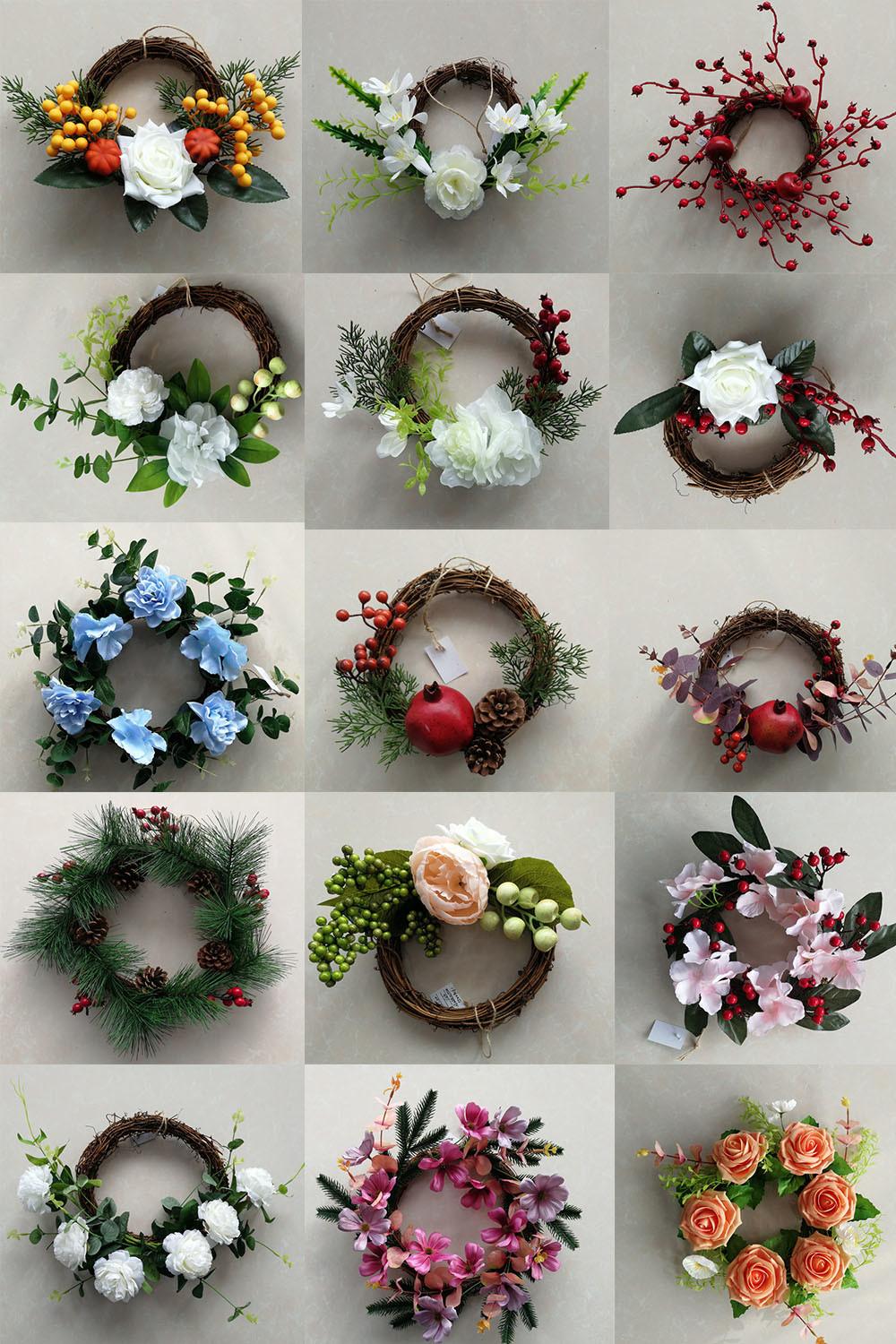 Plastic Artificial Xmas Wreath with Ornaments Decorate Home Decoration