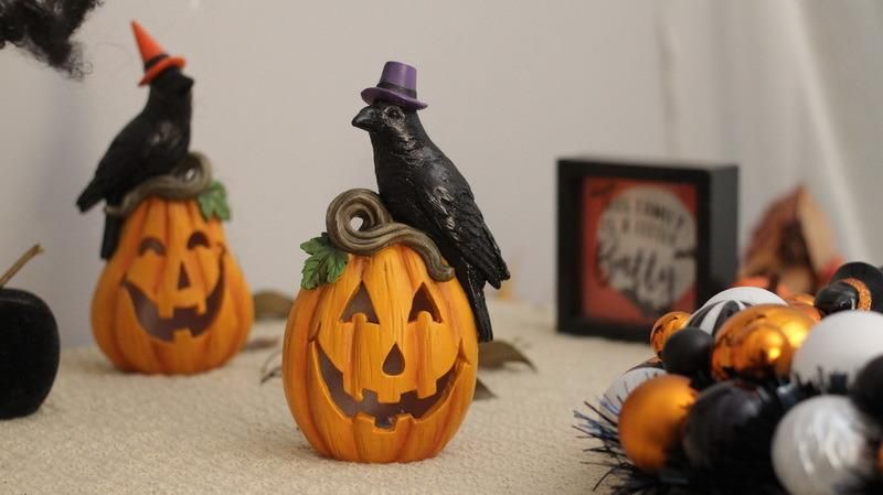 Halloween Decoration Crafts Wholesale Resin Crow Halloween Pumpkin Decoration with LED Light