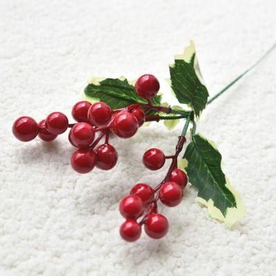 Artificial Red Berry Christmas Decorations Are Used for Family Wedding Decorations