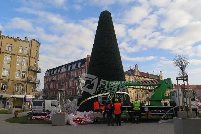 Customized Decorated Huge Christmas Tree with Christmas Ball Decorations